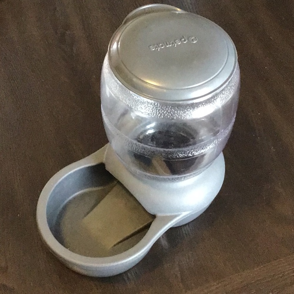 GUC Petmate Pet Food Dispenser